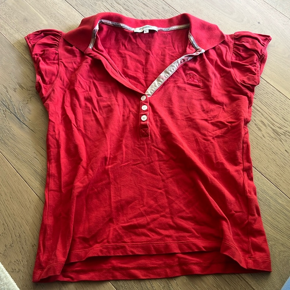BURBERRY vintage red tee. In PERFECT condition. Size Large